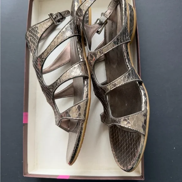 Chic Snakeskin Patterned Sandals - Picture 2 of 4